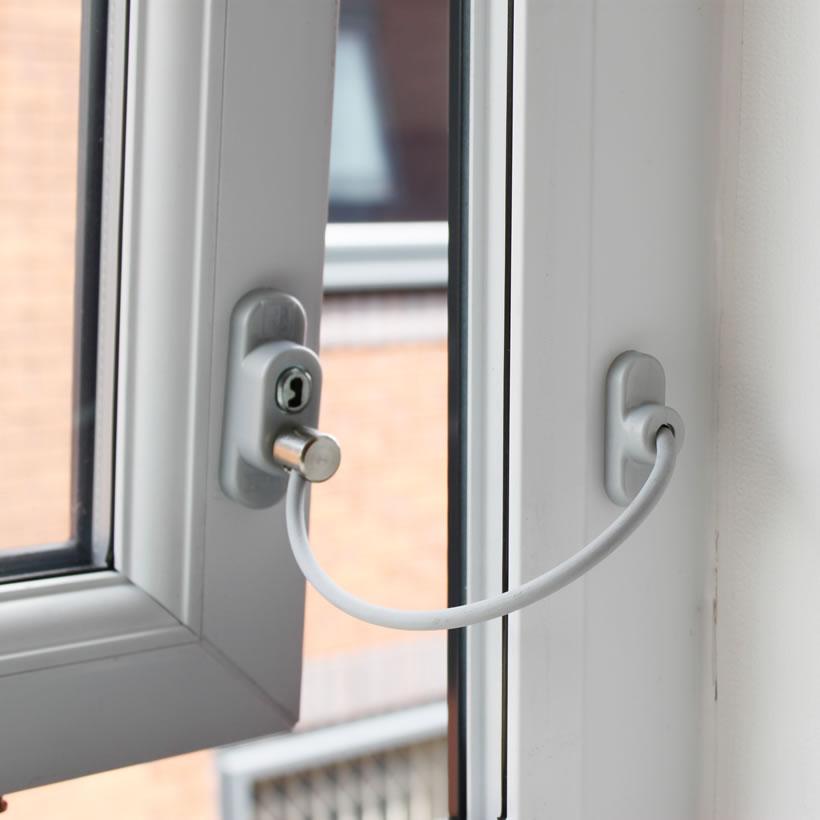 SECURIT WHITE WINDOW RESTRICTOR LOCK & KEY CHILD SAFETY S1043 